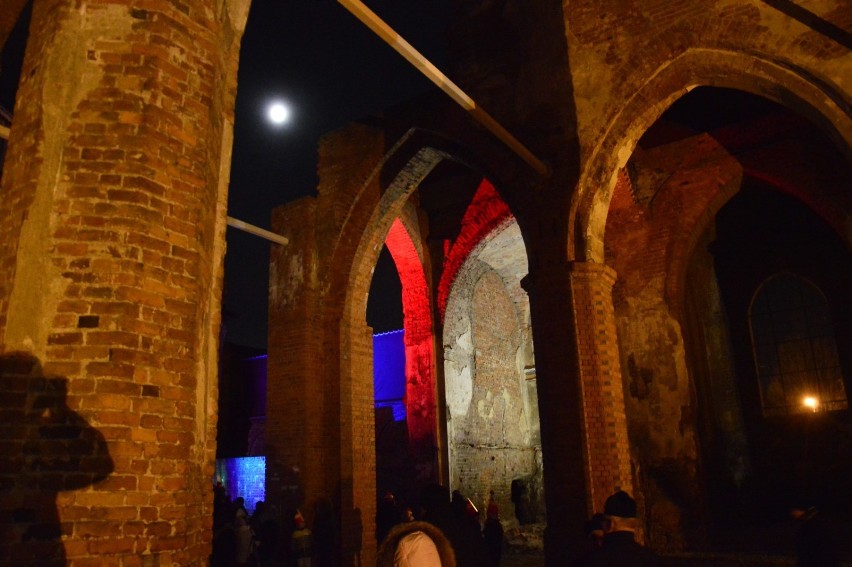 Zobacz wnętrze ruin kościoła św. Mikołaja w nocnym oświetleniu [ZDJĘCIA]