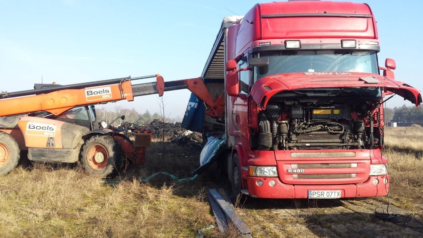 Rozpoczęła się częściowa likwidacja nielegalnych odpadów w Gębarzewie. Śmieci wracają do Anglii