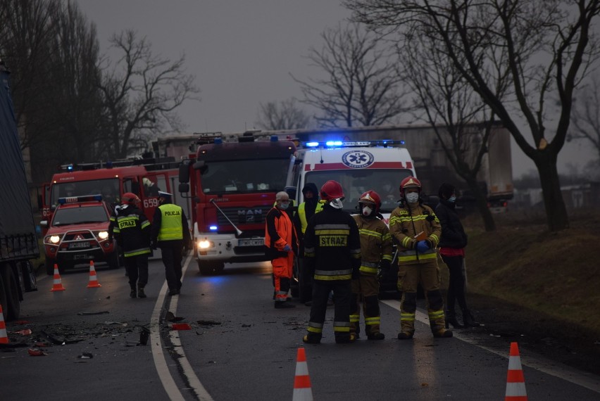Poważny wypadek na DK15 w Czeluścinie. Zginęły dwie osoby, droga zablokowana!