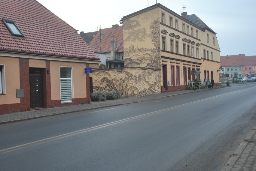 ŚMIGIEL. Mural przy ulicy Sienkiewicza wciąż stanowi jedną z najbardziej okazałych dekoracji miasta [ZDJĘCIA] 