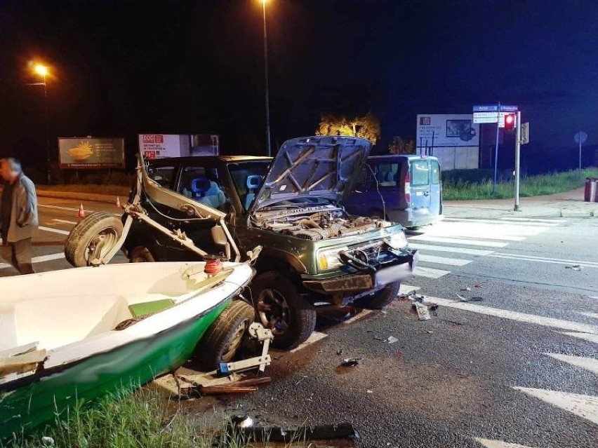 Nowy Sącz. Cztery samochody zderzyły się na skrzyżowaniu ul. Barskiej z Witosa. Jeden z nich przewoził łódź [ZDJĘCIA]