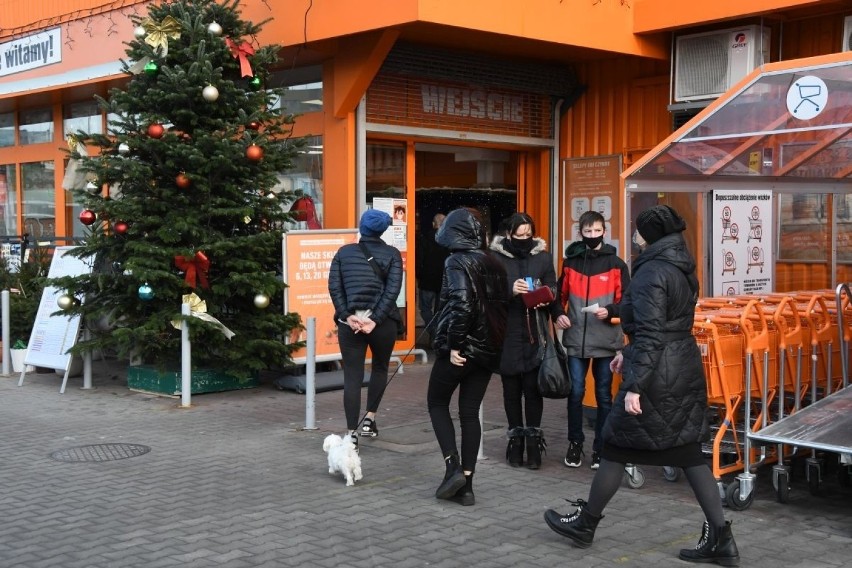 Pełne przysklepowe parkingi i pełne sklepy klientów  – tak...