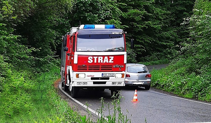 Wypadek pod Grybowem. Dostawczak w przydrożnym rowie. Kierowca w szpitalu