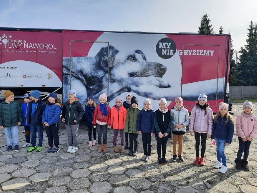 Uczniowie wieluńskiej „piątki"  wzięli udział w niesamowitej lekcji zorganizowanej z udziałem psa w amerykańskiej ciężarówce ZDJĘCIA