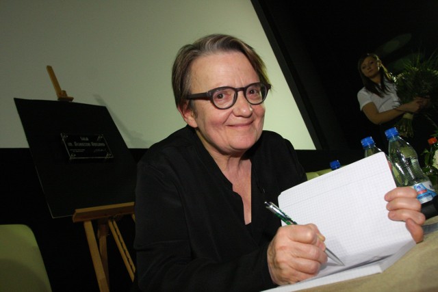 Agnieszka Holland podczas piotrkowskiej premiery z uśmiechem rozdawała autografy