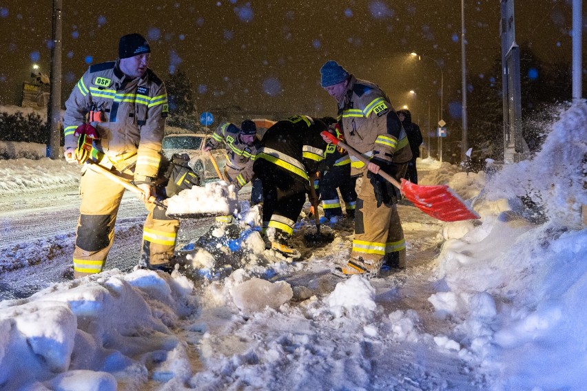 Strażacy ochotnicy pomagają w Rzeszowie w odśnieżaniu przystanków autobusowych i przejść dla pieszych