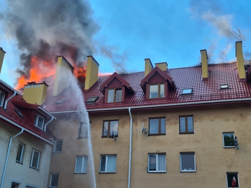 Wielki pożar w Zgierzu! Przy ul. 3 Maja palił się  dach 4-piętrowego budynku