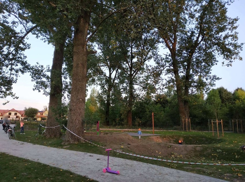 Park przy Unii Europejskiej w Lesznie, złamany konar zawisł nad miejscem zabaw