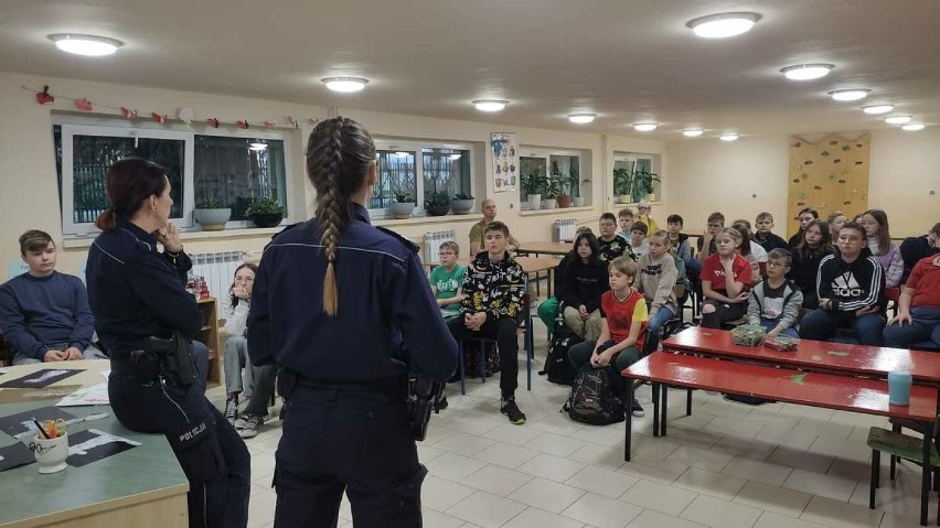 Funkcjonariuszki spotkały się z uczniami szkoły w Zygrach