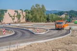 Nowy Sącz. Kładą asfalt na rondzie pod zamkiem