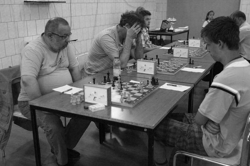 Krzysztof Kuliński podczas gry w ukochane szachy