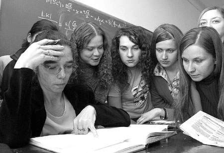 Jeszcze w ubiegłym tygodniu uczniowie klasy IVd z II LO byli na zajęciach fakultatywnych z matematyki, które prowadziła Barbara Kielar (od lewej)