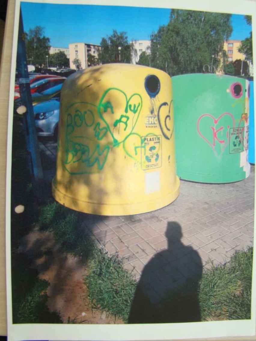 Nieznany sprawca pomalował kontenery na śmieci w Kaliszu. Teraz szuka go policja. ZDJĘCIA