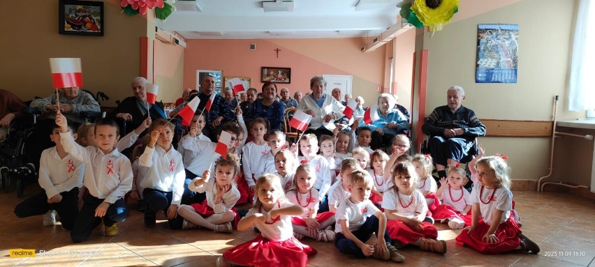 Przedszkolaki świętują 11 listopada razem z podopiecznymi z Domu Pomocy Społecznej w Rzeszowie
