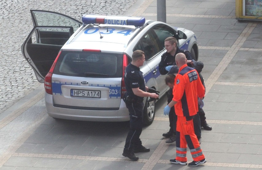 Agresywny człowiek straszył w centrum Kielc. Zobacz film