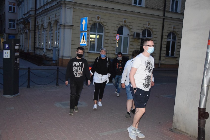 Już nie 4 a 20 osób wyszło w Jaśle na ulice. Zamanifestowali swój sprzeciw dla działań polskiego rządu [FOTO]
