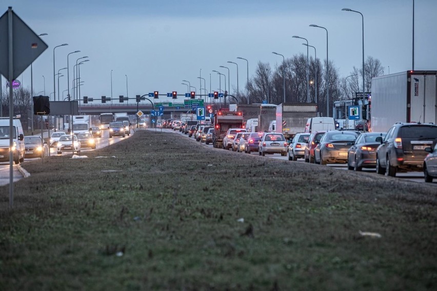 Kraków. Kierowcy narzekają na światła przy węźle Przewóz. GDDKiA odpowiada, że jest bezpieczniej [ZDJĘCIA]