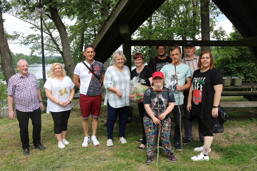 Akcja Czysta Rospuda w Filipowie. Kilkanaście osób porządkowało plażę Kładzie nad jeziorem Rospuda [Zdjęcia] 