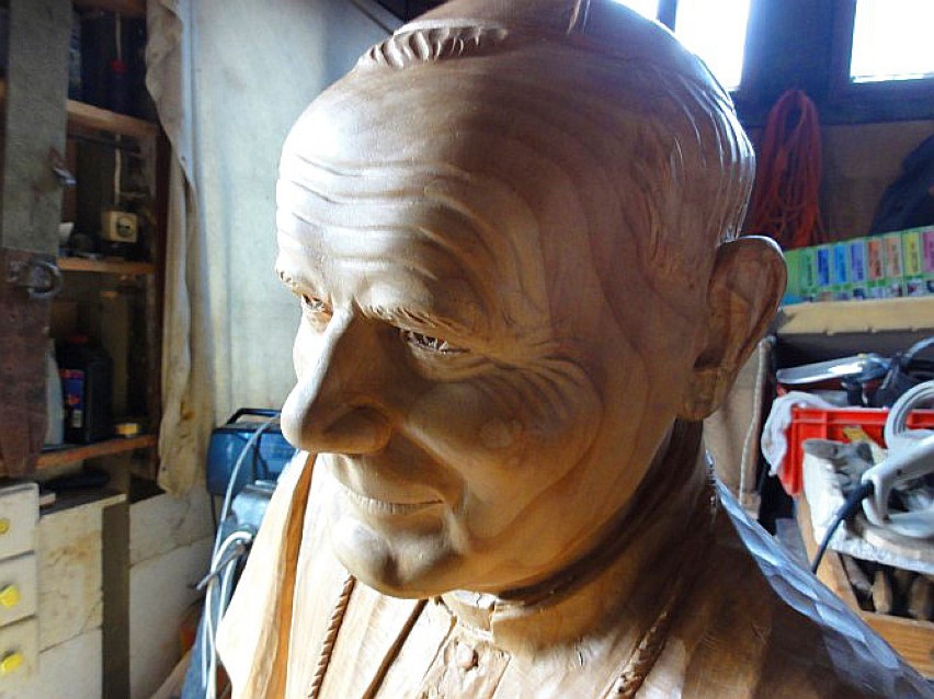 Takiego Jana Pawła II wyrzeźbił Bogusław Migiel ze Sławna