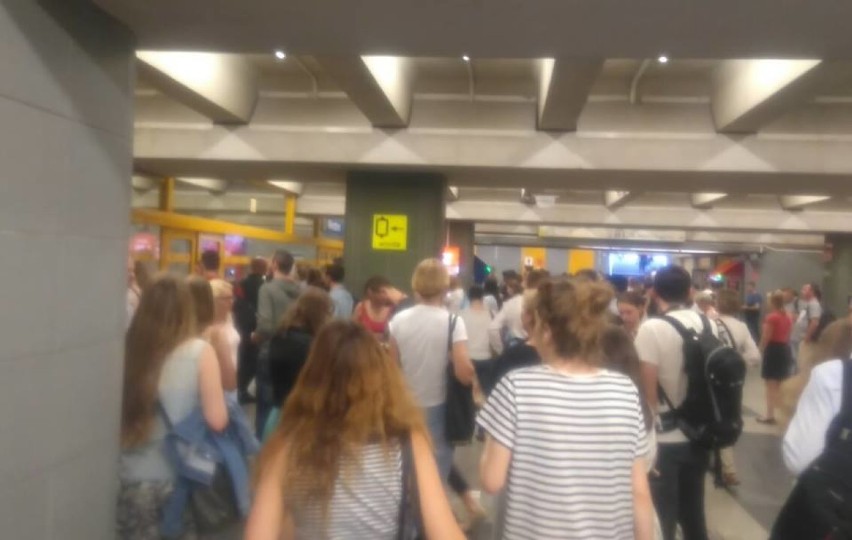 Alarm bombowy w metrze, pozostawiony bagaż okazał się...