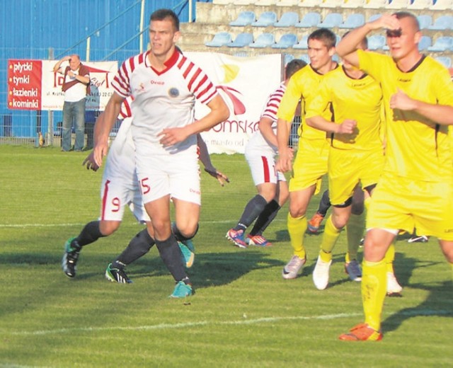 Dwie bramki dla Mechanika w zremisowanym meczu kontrolnym ze Stradomiem Częstochowa strzelił Wiktor Majewski (z lewej)