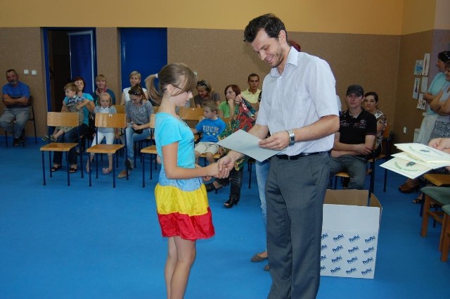 Na zakończenie wakacji z profilaktyką dzieci z Kępna otrzymały dyplomy i upominki