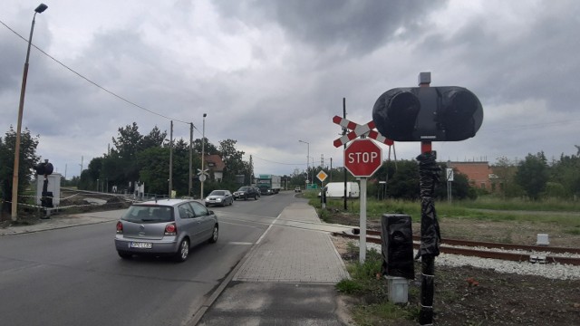 Na przejeździe przy ul. Częstochowskiej w Opolu trwa już montaż sygnalizacji świetlnej i rogatek.