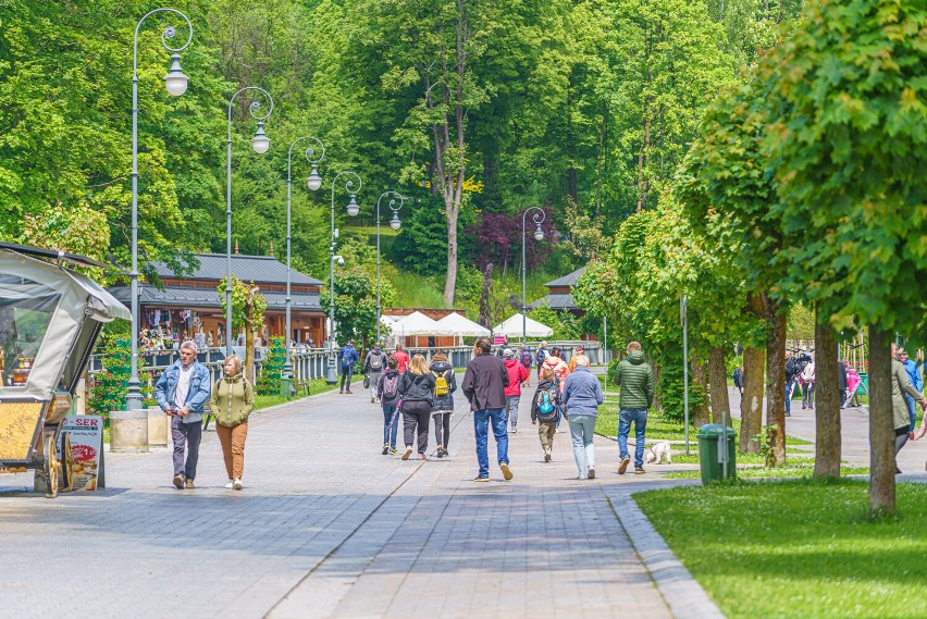 Krynica-Zdrój. Najazd turystów na uzdrowisko. Na deptaku jedni oglądali pokazy, inni się szczepili [ZDJĘCIA]