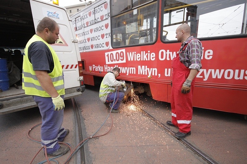 Wrocław: Tramwaj wykoleił się na pl. Legionów (ZDJĘCIA)