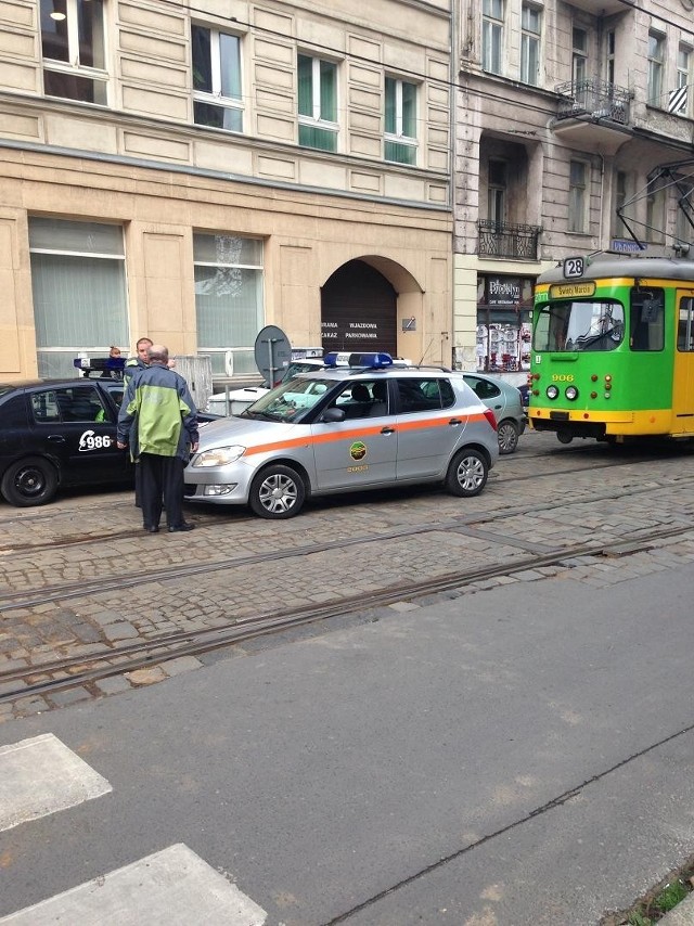 Mielżyńskiego - Nieodpowiedzialny kierowca zablokował tramwaje