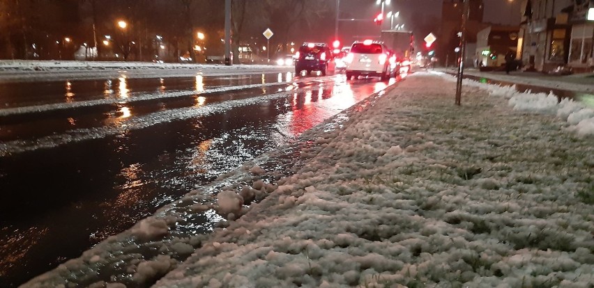 Uwaga, mieszkańcy Koszalina. Ślisko na drogach i chodnikach [zdjęcia]