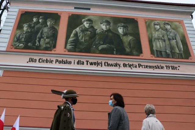 Mural poświęcony Orlętom Przemyskim powstał na budynku koszarowym 5 BSP w Przemyślu.