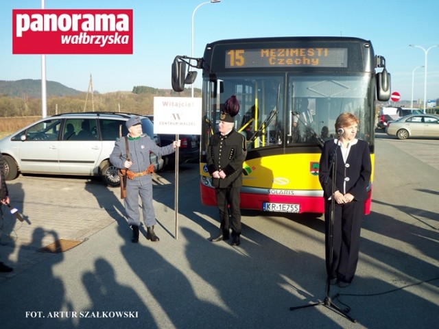 Pierwszy kurs autobusu wałbrzyskiej komunikacji miejskiej na przedłużonej linii nr 15, przez Mieroszów do Meziměstí w Czechach