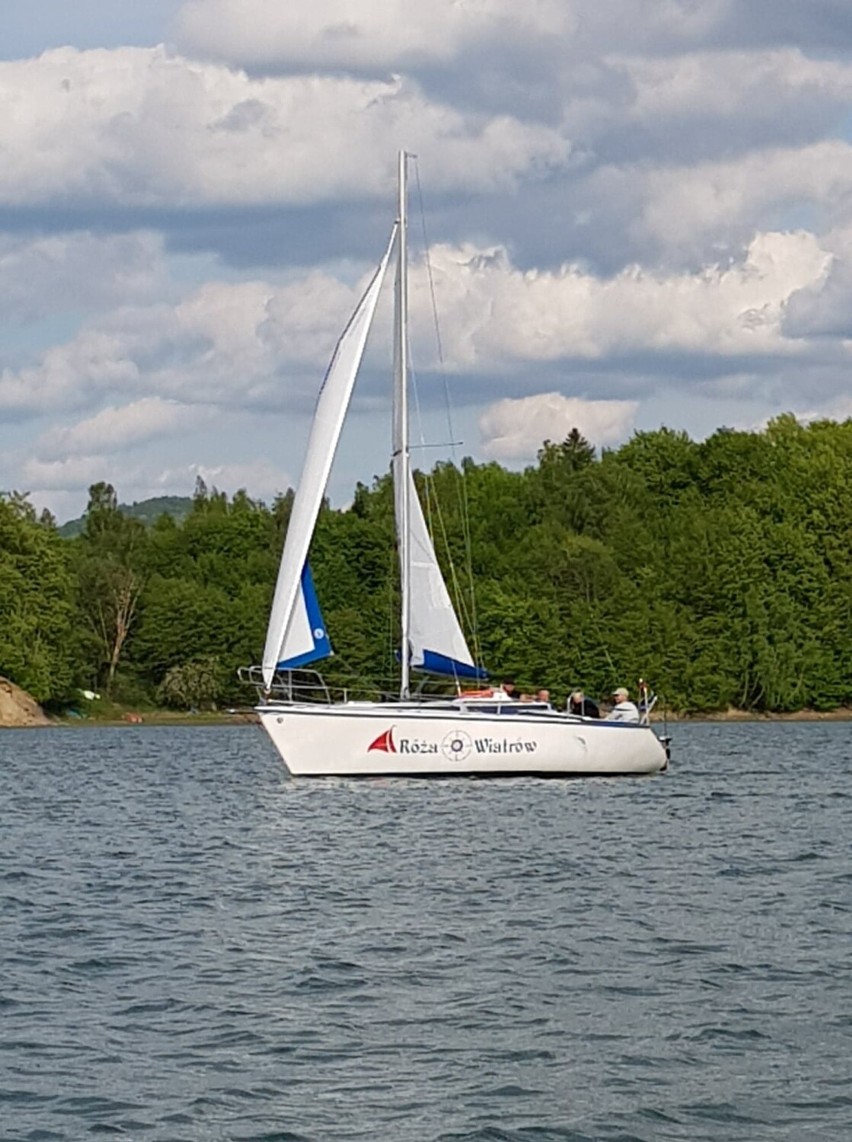 Młodzi żeglarze na zgrupowaniu szkoleniowym na Jeziorze Solińskim [ZDJĘCIA]