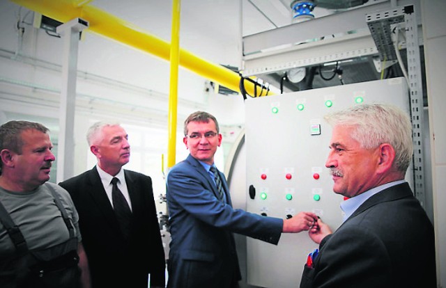 Od prawej: Grzegorz Dobosz, doradca prezydenta Nowego Sącza ds. inwestycji, i Jacek Lelek, burmistrz Starego Sącza, włączają maszyny