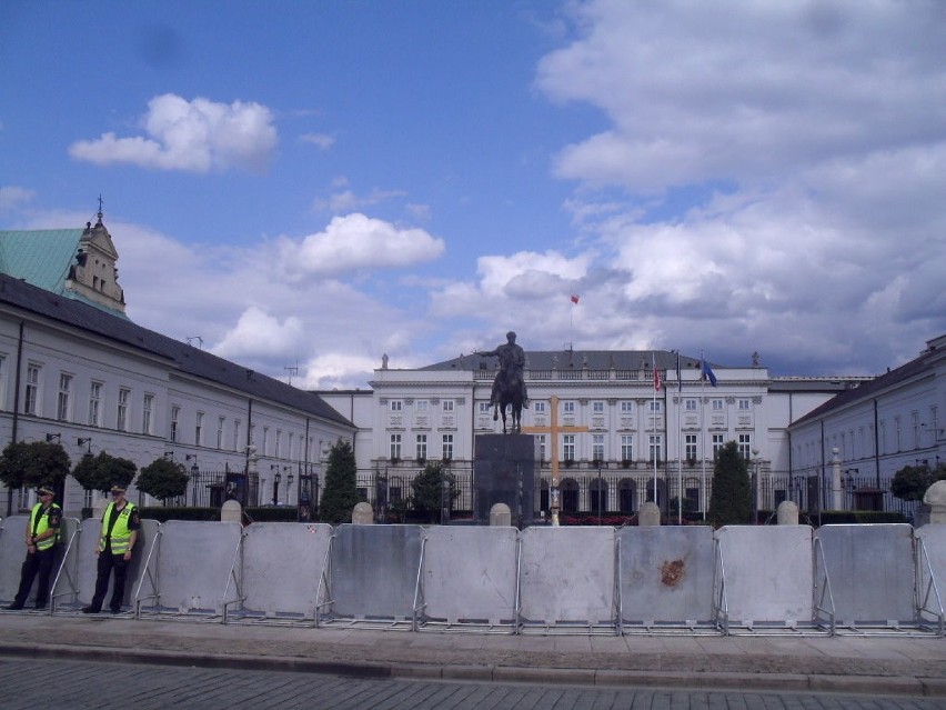 25 sierpnia 2010 r. Widok na krzyż i Pałac Prezydencki. Fot....