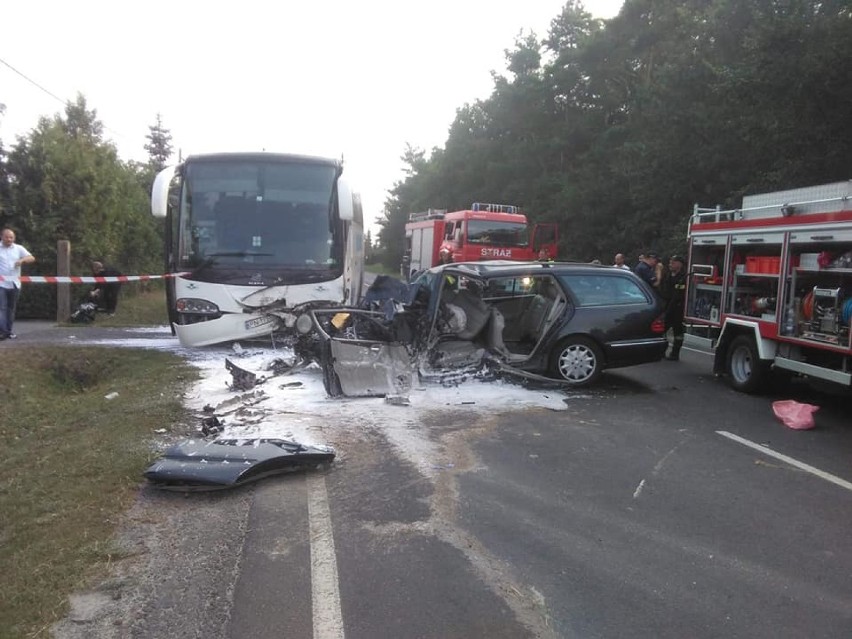 WYPADEK: Droga krajowa nr 15 między Goliną a Jarocinem zablokowana. Autobus zderzył się z mercedesem
