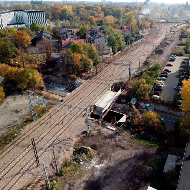 Nad ul. Kamienną powstaje nowy wiadukt kolejowy