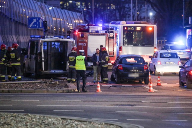 Wypadek z udziałem radiowozu w Gdańsku koło Galerii Bałtyckiej