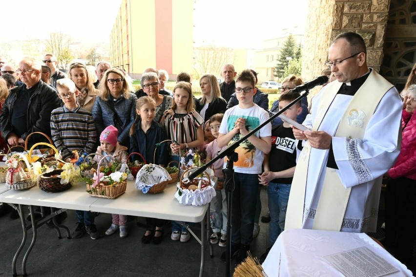 Poświęcenie pokarmów w Kościele świętego Józefa Robotnika w Kielcach. Było wielu wiernych. Zobacz zdjęcia