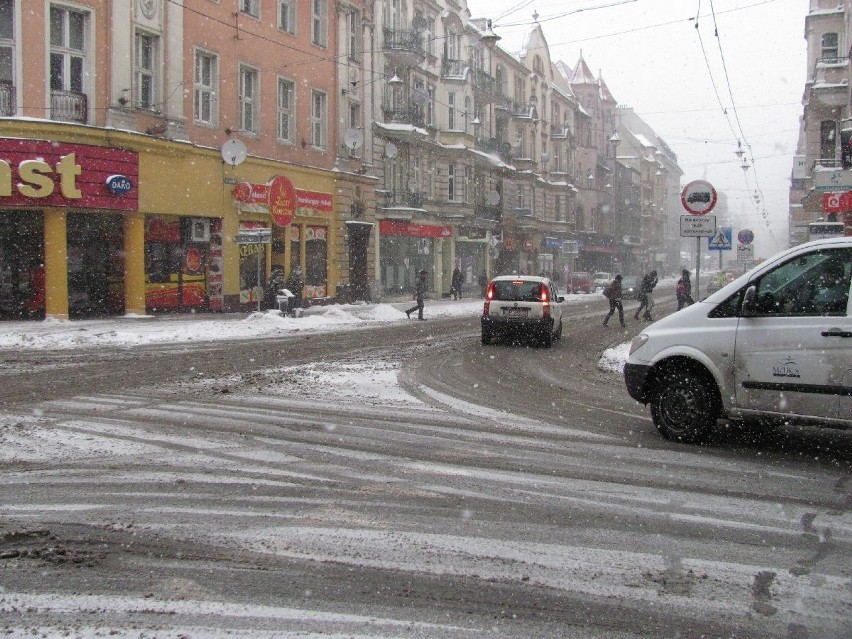 Śnieg wciąż pada, sytuacja na drogach jest ciężka. Zobaczcie, jak wyglądają Gliwice