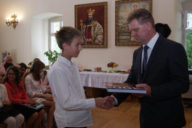 Miasto Koło - Najlepsi uczniowie nagrodzeni przez burmistrza