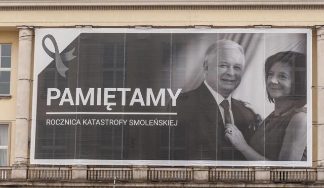 W Urzędzie Wojewódzkim zostaną wręczone odznaczenia państwowe, a Sala Herbowa otrzyma imię prezydenta Lecha Kaczyńskiego. Zostanie też odsłonięta tablica pamiątkowa.