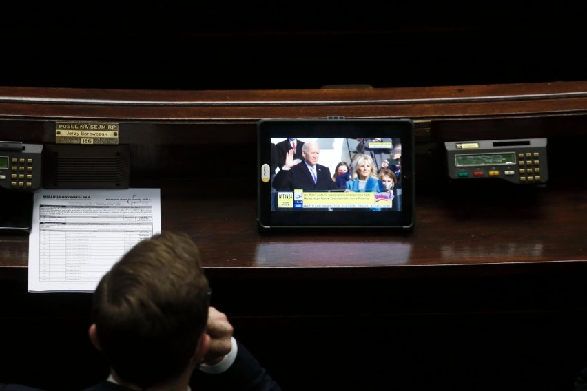 Posłowie w Sejmie oglądają zaprzysiężenie nowego prezydenta...