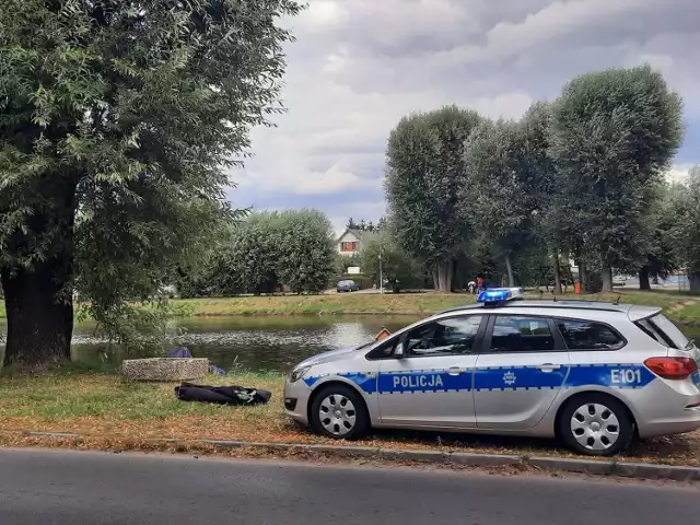 Tragicznego odkrycia, do którego doszło w poniedziałek, 2 sierpnia dokonał jeden z mieszkańców Wawrowa. Przechodzień zauważył, że w stawie znajdującym się w centrum miejscowości pływa ciało.