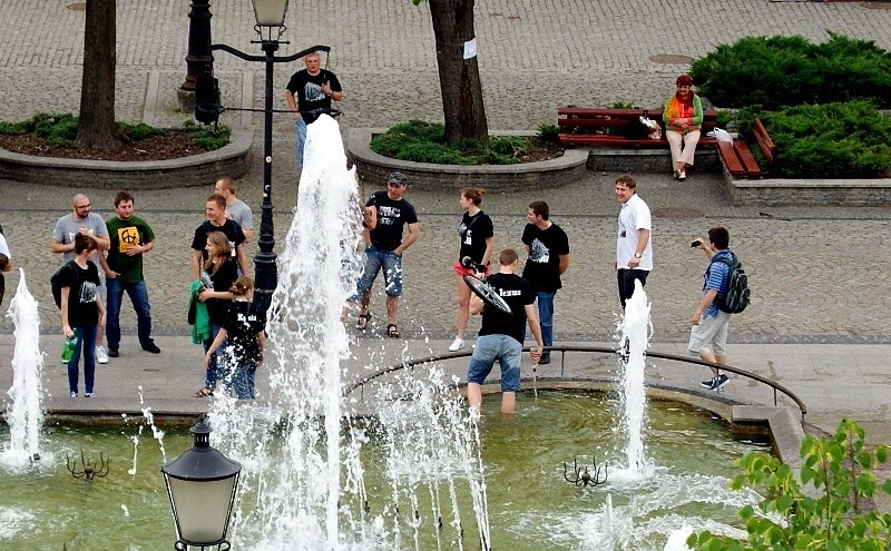 Juwenalia 2011: Studenci wykąpali się w fontannie. Zareagowała straż miejska [ZDJĘCIA]