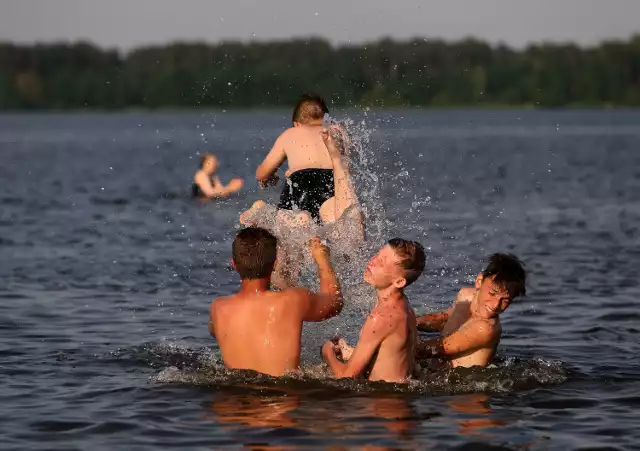 W Barkowicach na Zalewie Sulejowskim kąpać się nie można, ale chętnych i tak nie brakuje