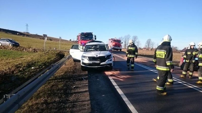 Wypadek w Ptaszkowej. Zderzyły się dwa samochody, są ranni