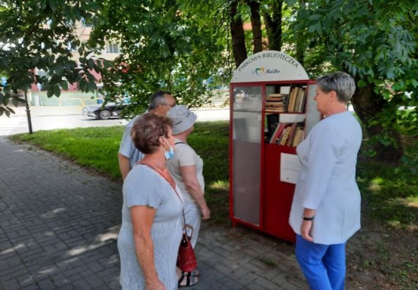Regał z książkami stanął w centrum Miastka. W ciągu jednej doby „zniknęło” 35 książek