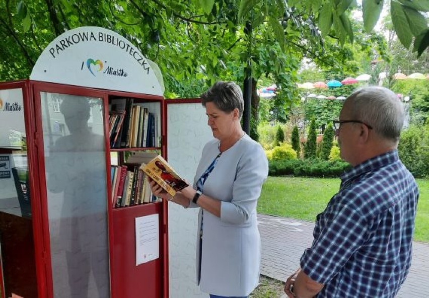 Regał z książkami stanął w centrum Miastka. W ciągu jednej doby „zniknęło” 35 książek